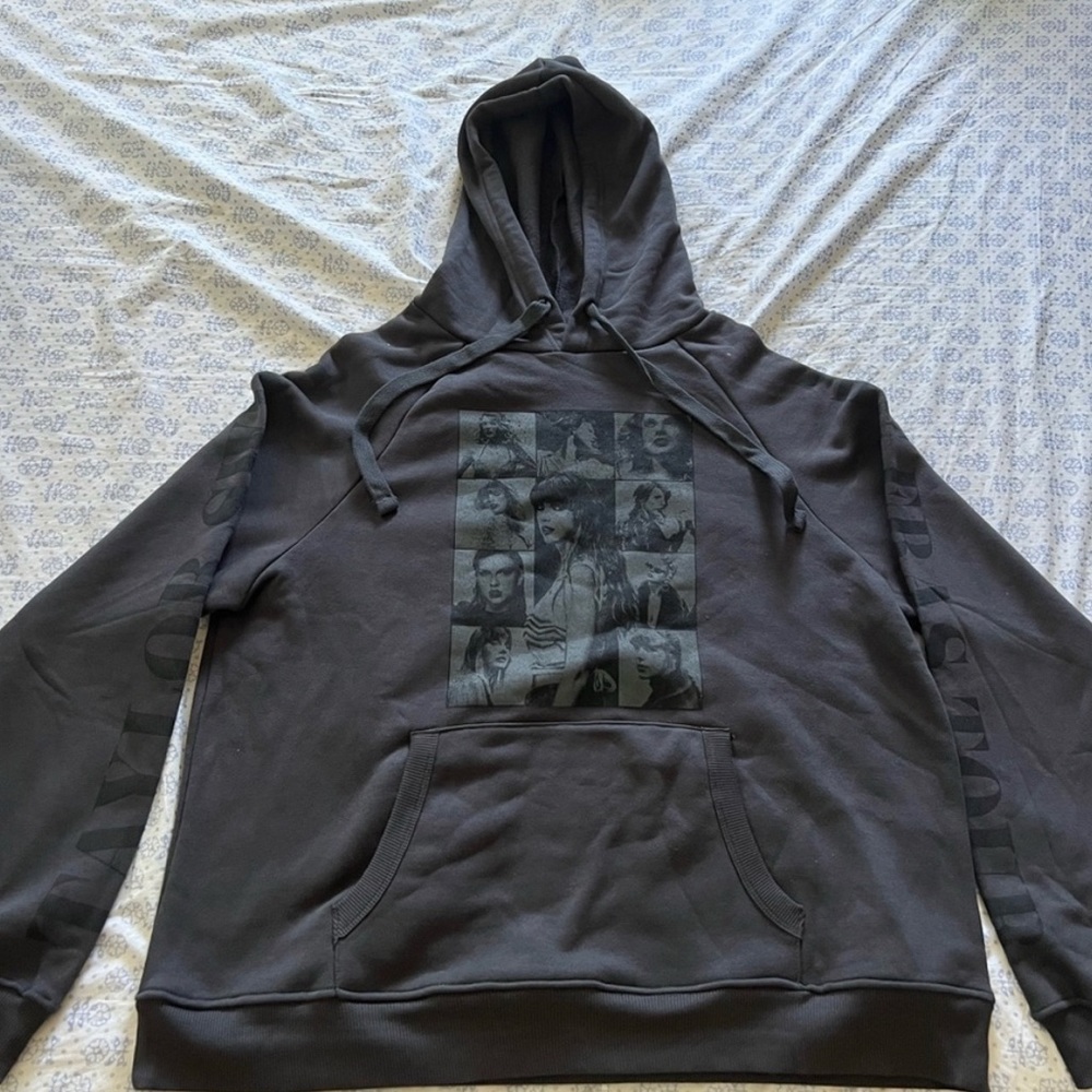 Taylor Swift Official Eras Tour
Black Sweatshirt